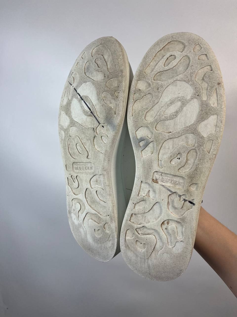 Alexander McQueen Oversised sneaker in white "Alexander Mqueen" size 40 Size US 7 / EU 40 - 8 Thumbnail