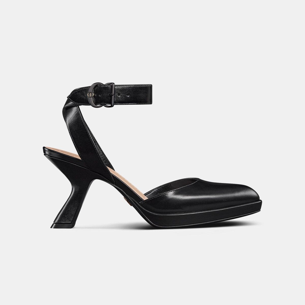 o1bcso1str1224 Pump in Black