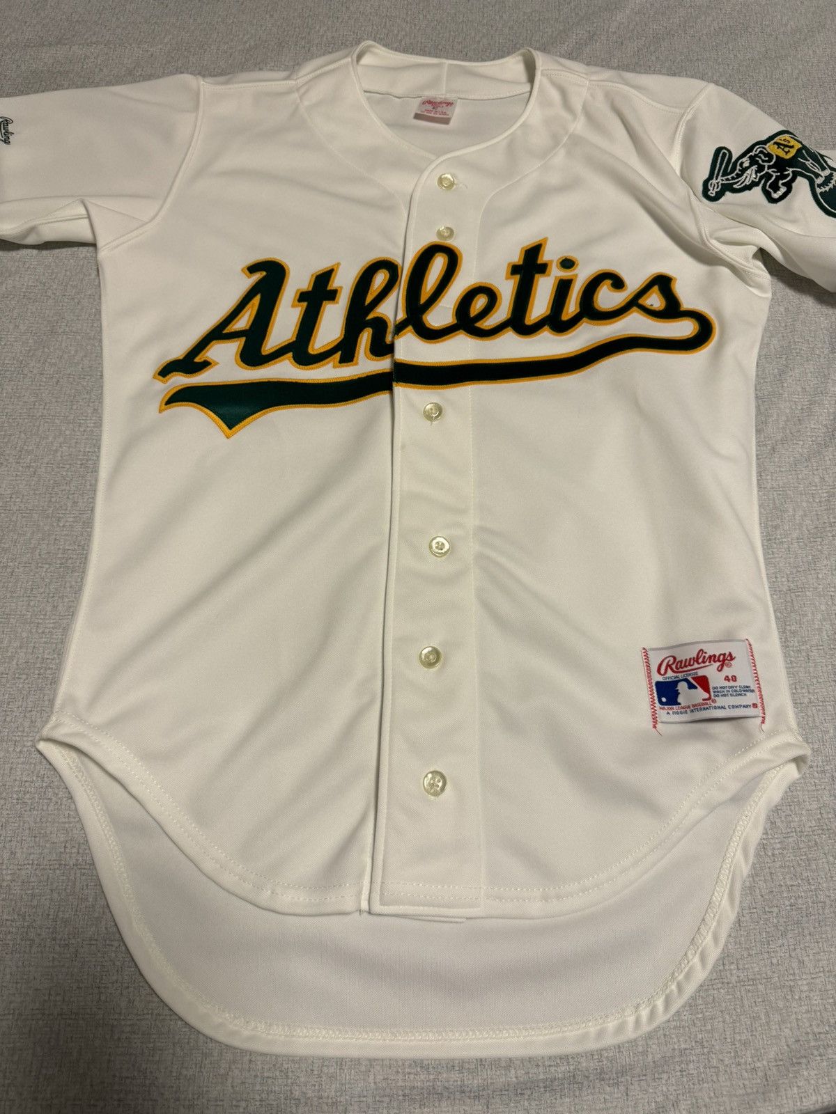 image of Oakland A’S Size 40 Small Athletics Rawlings Jeresey in White, Men's