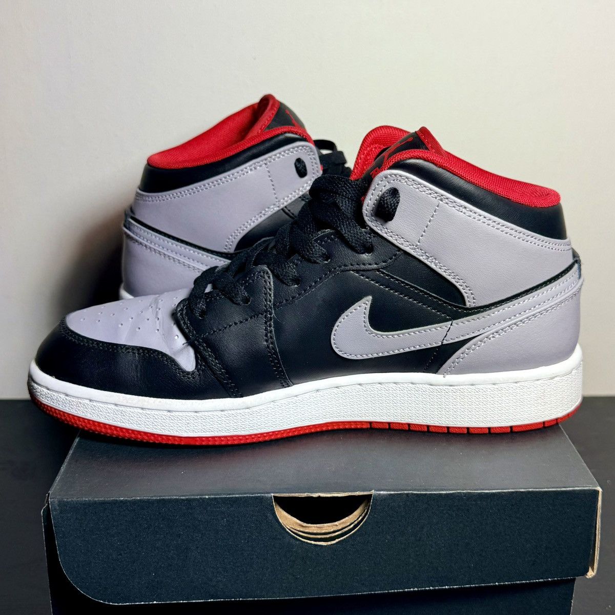Nike Jordan 1 Mid GS (BIG KIDS) Size US 6.5 / EU 39-40 - 7 Thumbnail