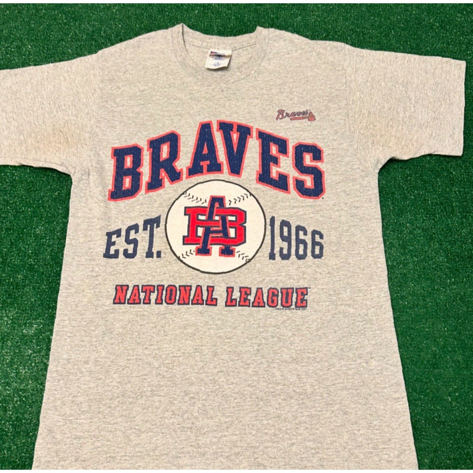 Pro Player VINTAGE Atlanta Braves MLB Logo 1997 Pro Player VTG Shirt Mens Size M Gray Short Sleeve 90s Sports USA Hip Hop Size US M / EU 48-50 / 2 - 3 Thumbnail