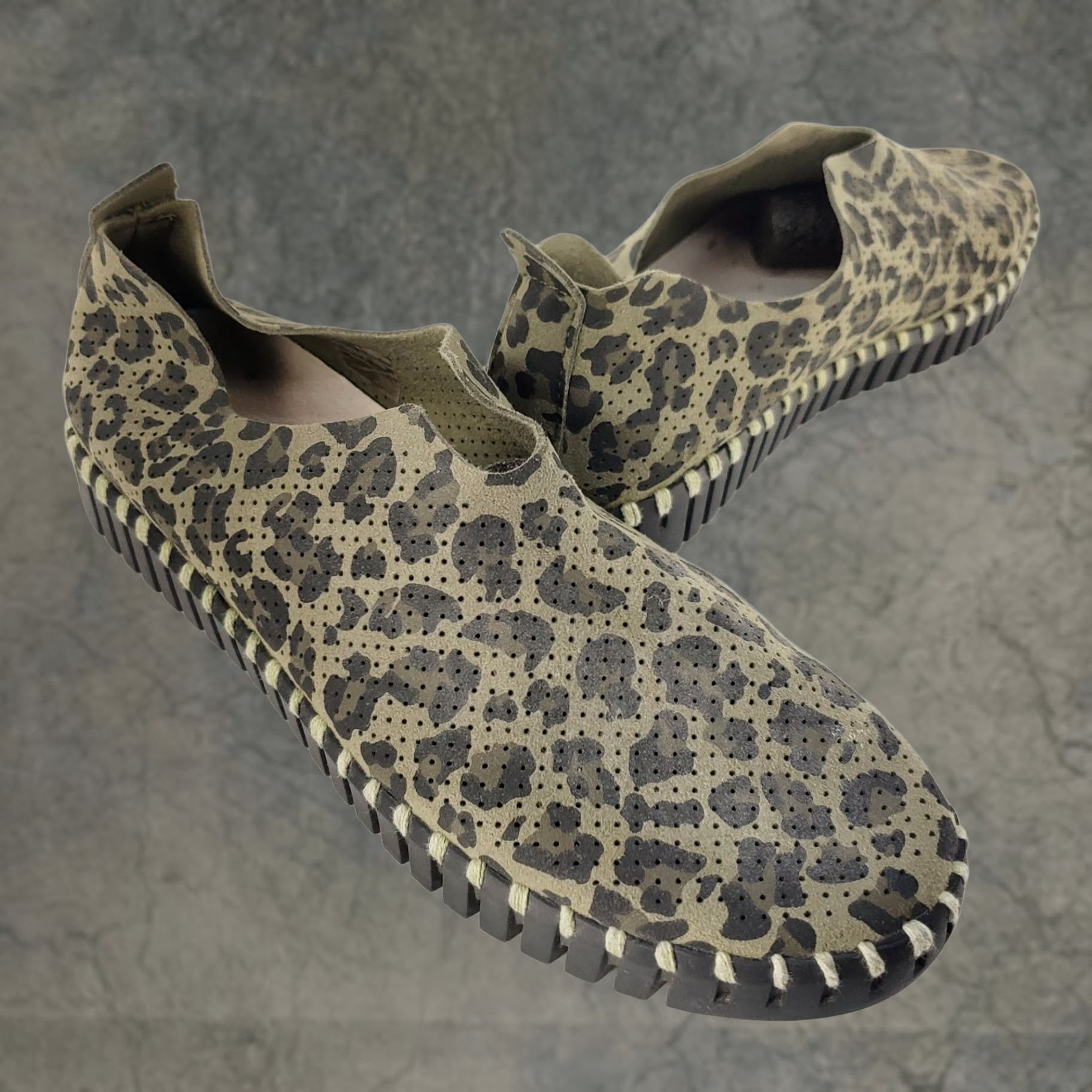 Ilse Jacobsen Updated Title: Ilse Jacobsen Tulip Leopard Print Low Slip-On Flats - 6.5 Size - Green Camo 37 Size US 7 / IT 37 - 1 Thumbnail