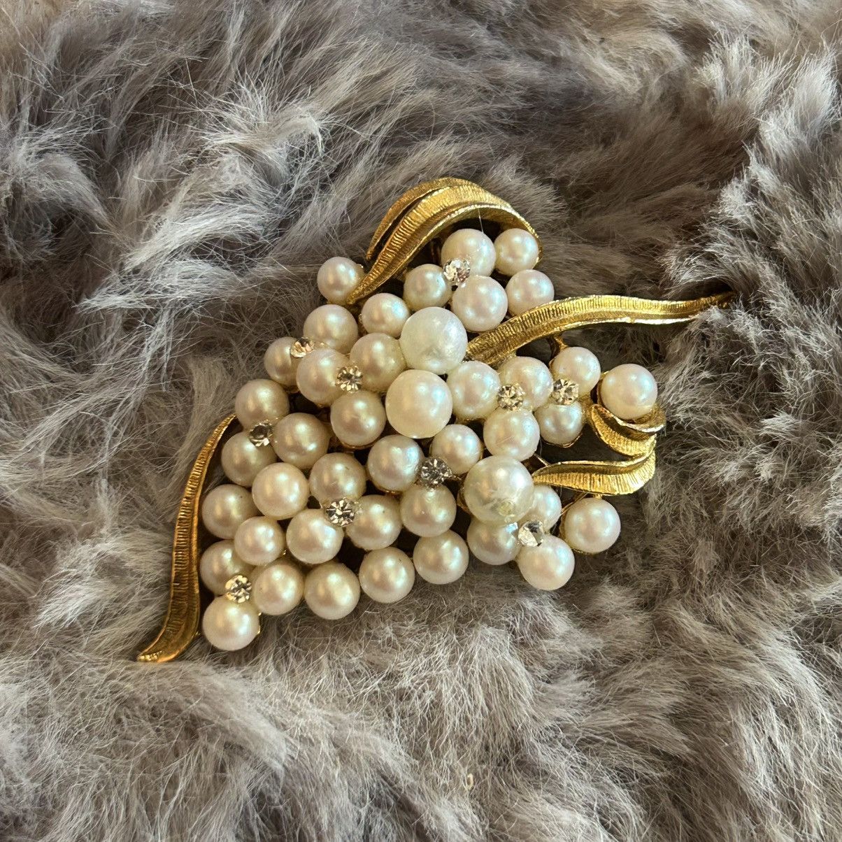 Vintage Vintage faux pearl clear rhinestone accent brooch Size ONE SIZE - 1 Thumbnail