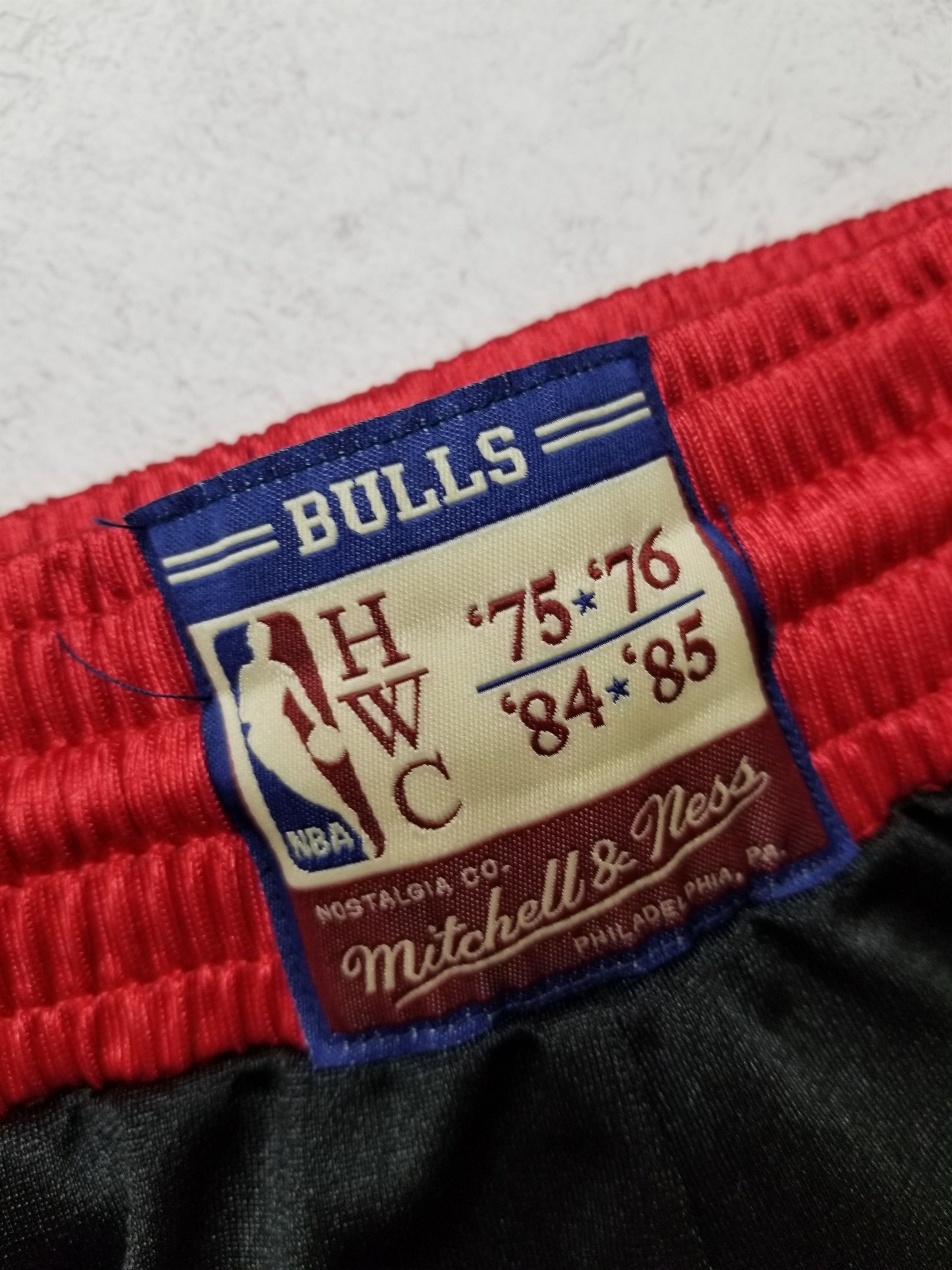 Mitchell & Ness NBA Team Heritage Chicago Bulls 1975 Shorts Size S Size US 30 / EU 46 - 9 Thumbnail