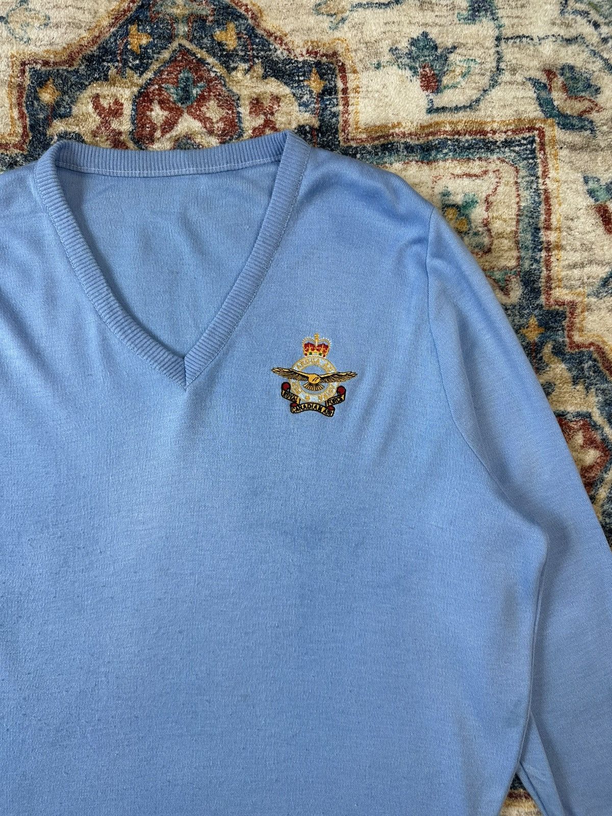 Vintage Vintage Royal Canadian Air Force Crest V-Neck Sweater Size US L / EU 52-54 / 3 - 4 Thumbnail