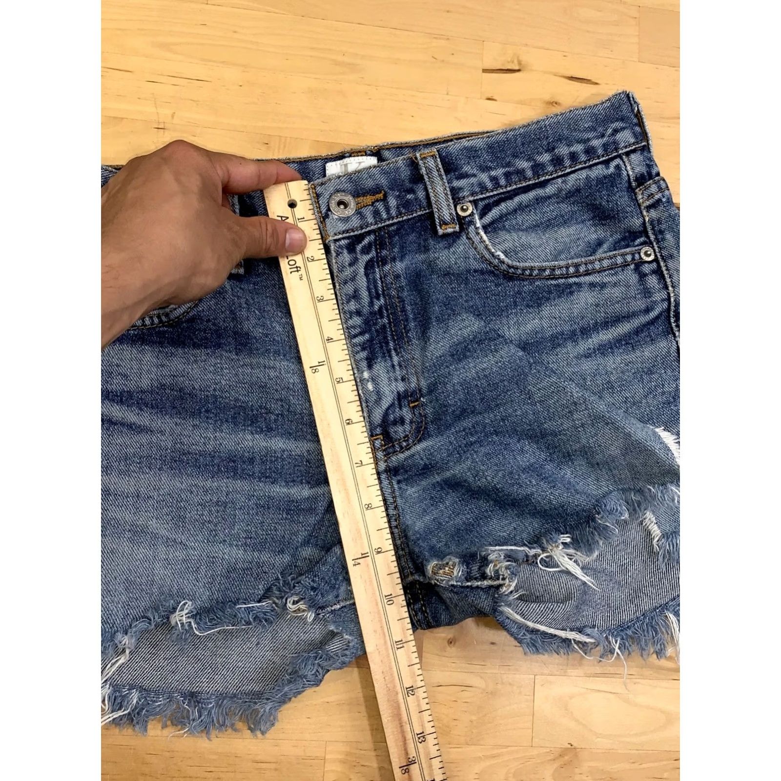 Calvin Klein Calvin Klein Women 7 Blue Cut Off Shorts 3" Inseam Casual Distress Size 28" / US 6 / IT 42 - 7 Thumbnail