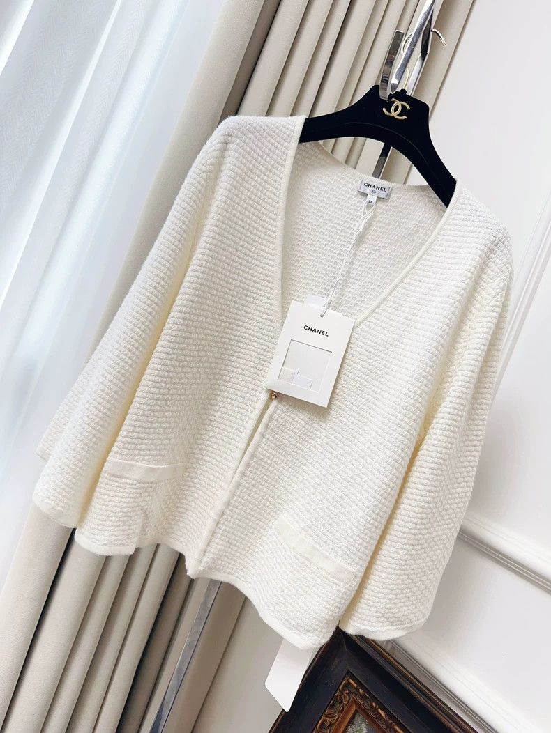 Chanel Chanel 25P white brooch button knitted cardigan cloak coat Size XXS / US 00 / IT 34 - 1 Thumbnail