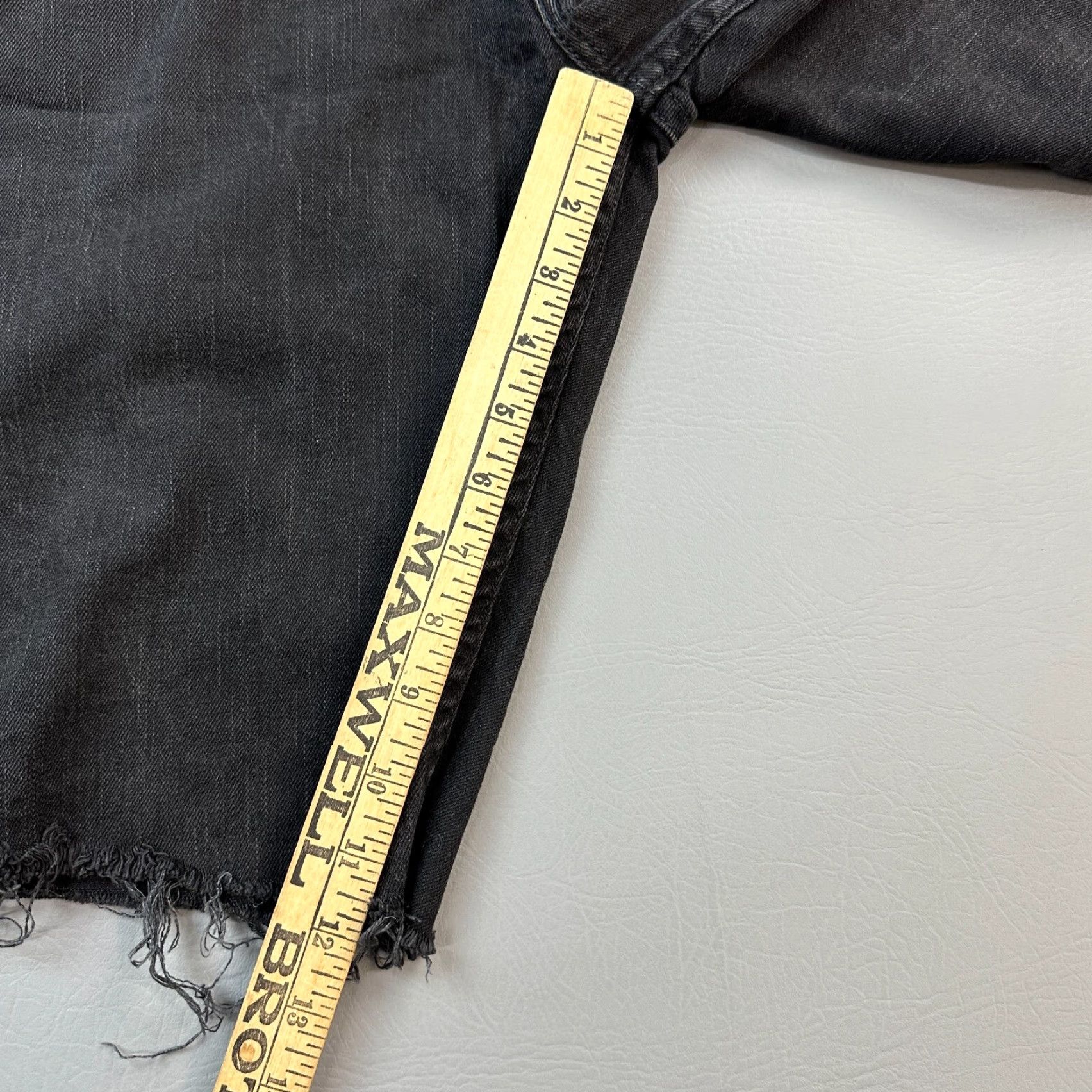 Levi's VINTAGE Levi's 514 Shorts Mens 36 Black Denim Cutoff Slim Straight Stretch Y2K Bermuda Shorts Mens 36 Black Denim Slim Stretch Vintage Levis 514 Size US 36 / EU 52 - 2 Thumbnail