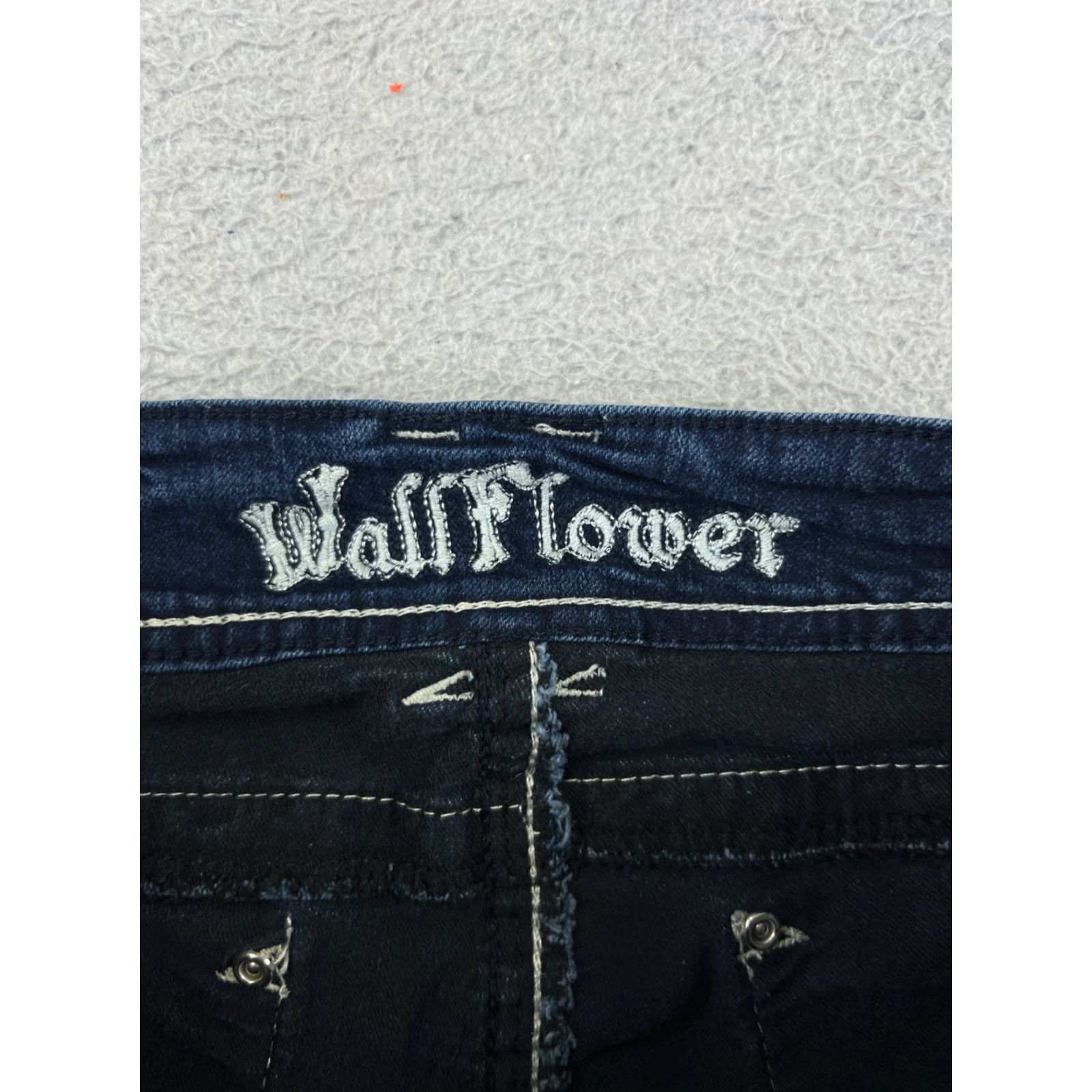 Vintage WallFlower Jeans WallFlower Jeans Blue Denim 5 Pocket Bootcut Jeans Womens 5 Denim Capri Embroidered Bling Sequin Pant Size 27" / US 4 / IT 40 - 3 Thumbnail