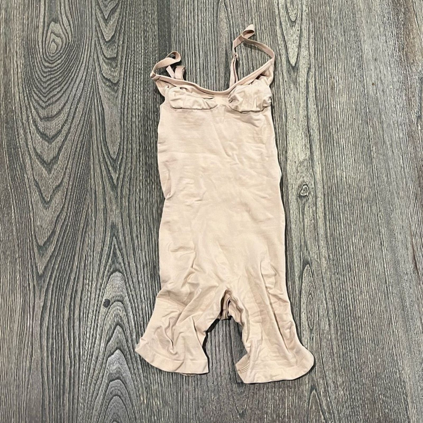 SKIMS NWOT Skims Bodysuit Seamless Sculpting Mid-Thigh Open Gusset Size ONE SIZE - 1 Thumbnail