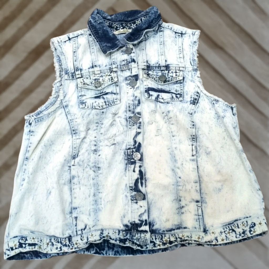 Vintage VINTAGE Vanilla Star Denim Vest Women’s 2XL Distressed Embroidered Button Up Denim Vest Women’s Size 2X Embroidery Size XXL / US 16-18 / IT 52-54 - 1 Thumbnail
