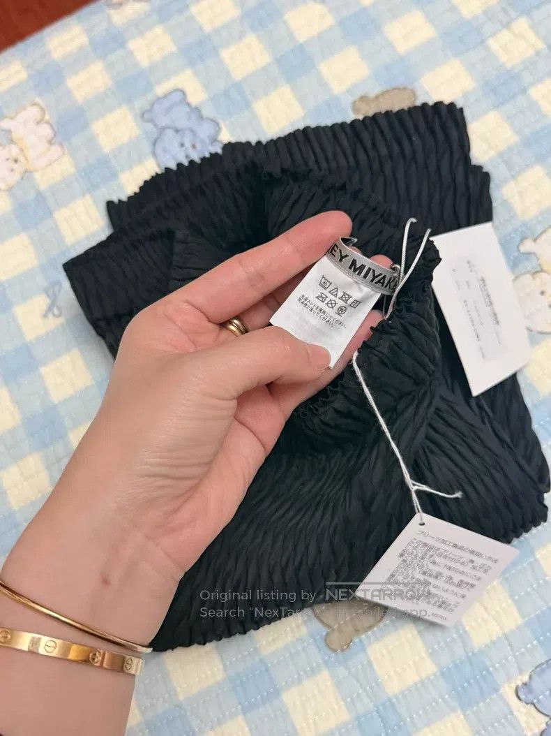 Issey Miyake Issey Miyake Black small fish scale skirt Size 25" / US 0 / IT 36 - 2 Thumbnail