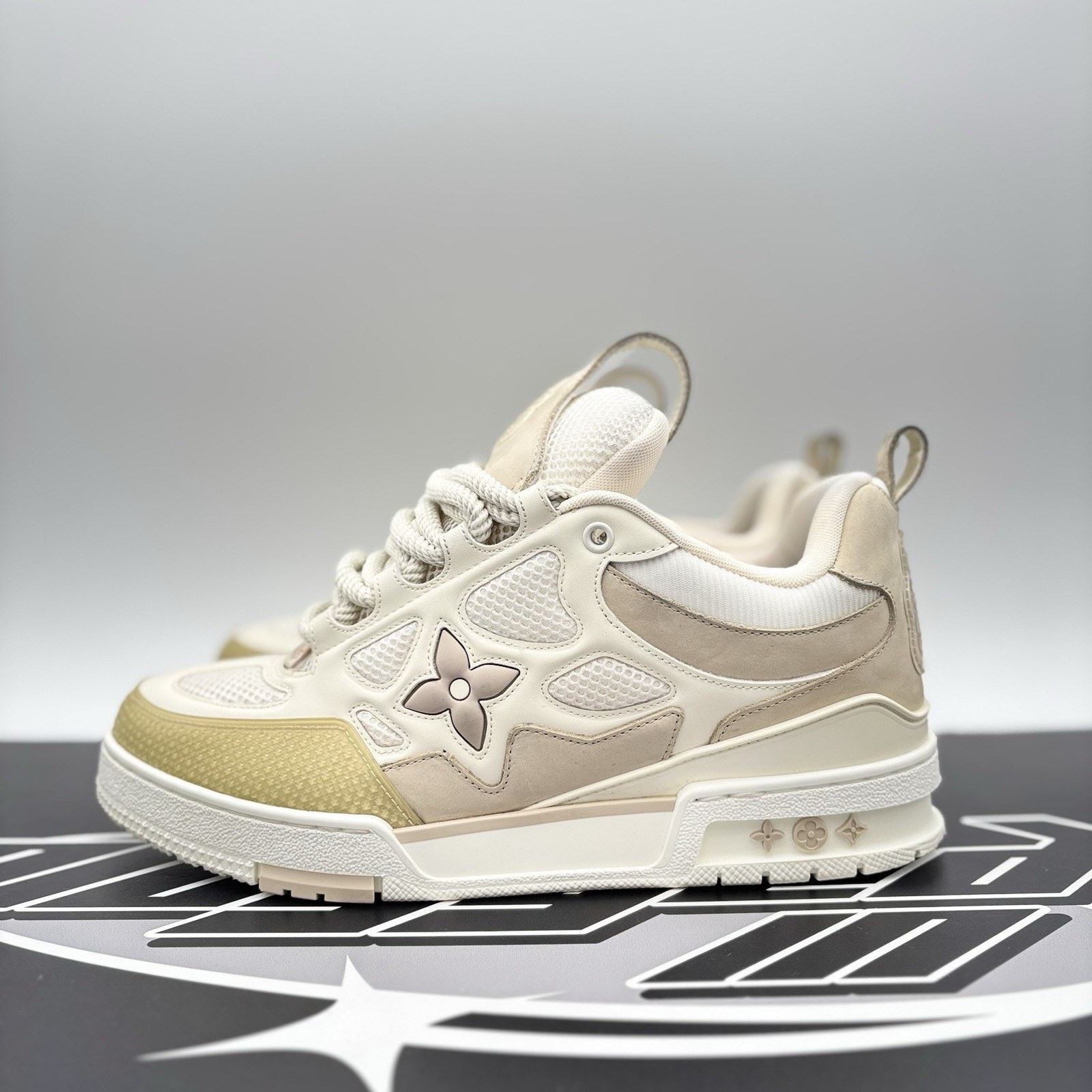 Louis Vuitton (LV 8/US 10) Louis Vuitton Lucien Clark A View  display picture 2