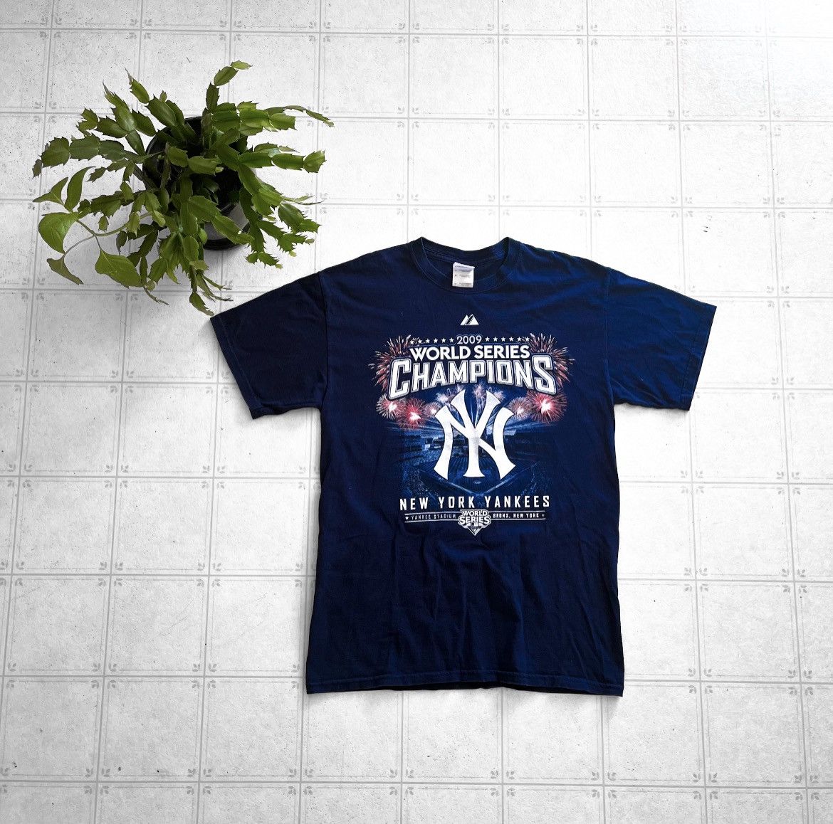 New York Yankees 2009 World Series Champions Graphic T-Shirt Size Large  Gildan