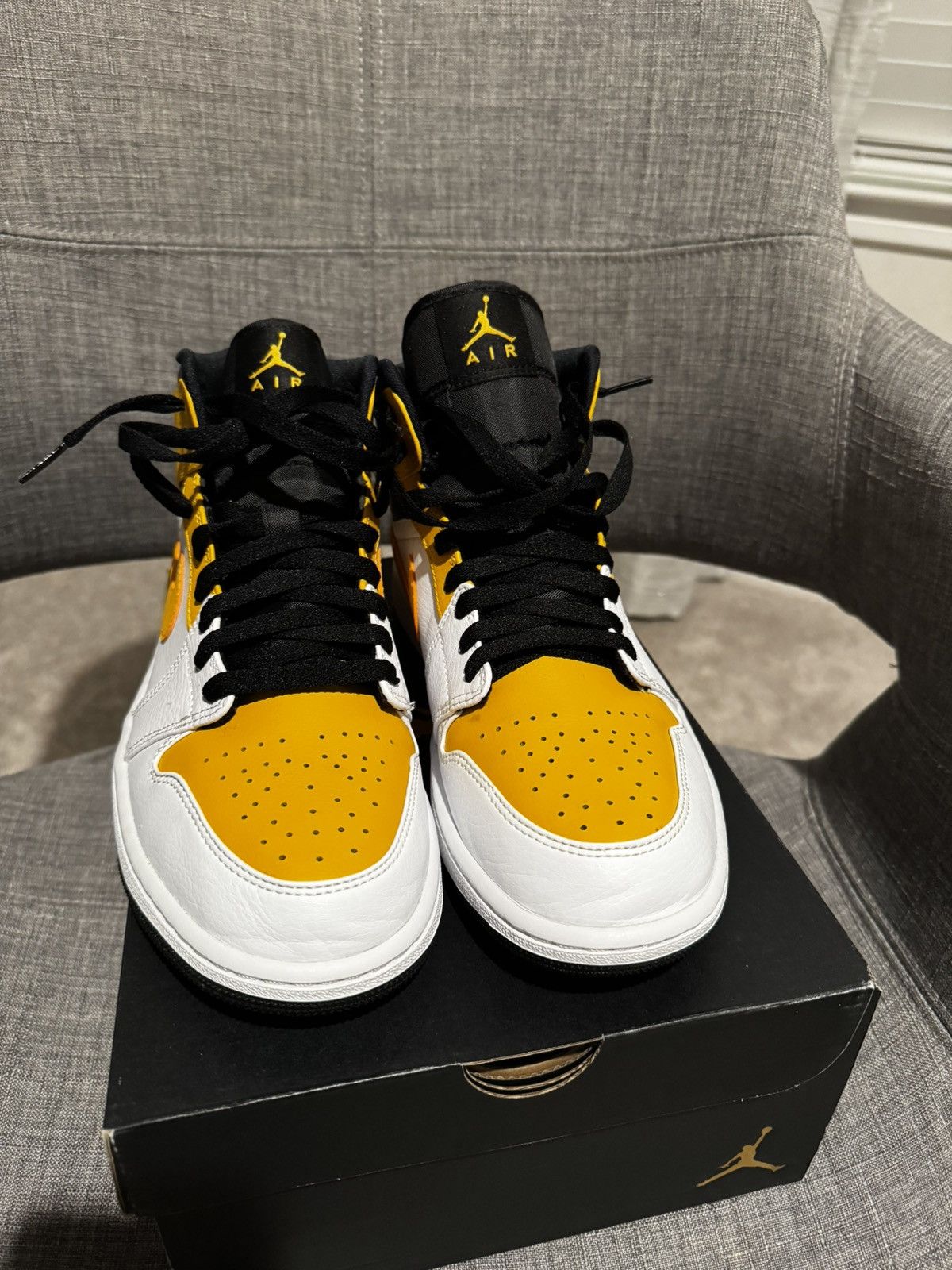 Jordan Brand Air Jordan 1 Mid Size US 9 / EU 42 - 2 Thumbnail