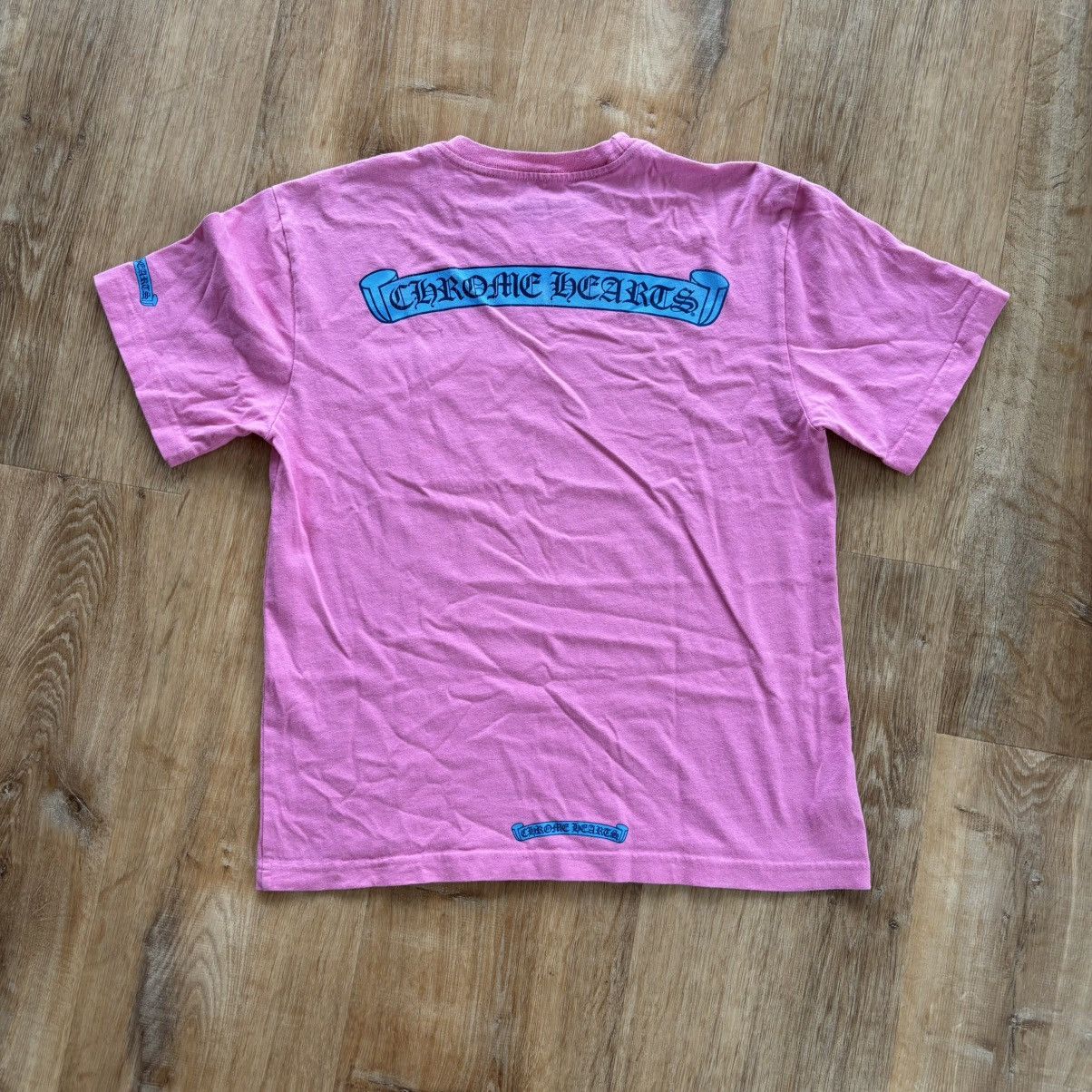 Chrome Hearts Chrome Hearts Pink Scroll Logo Tee Size Small Size US S / EU 44-46 / 1 - 2 Thumbnail