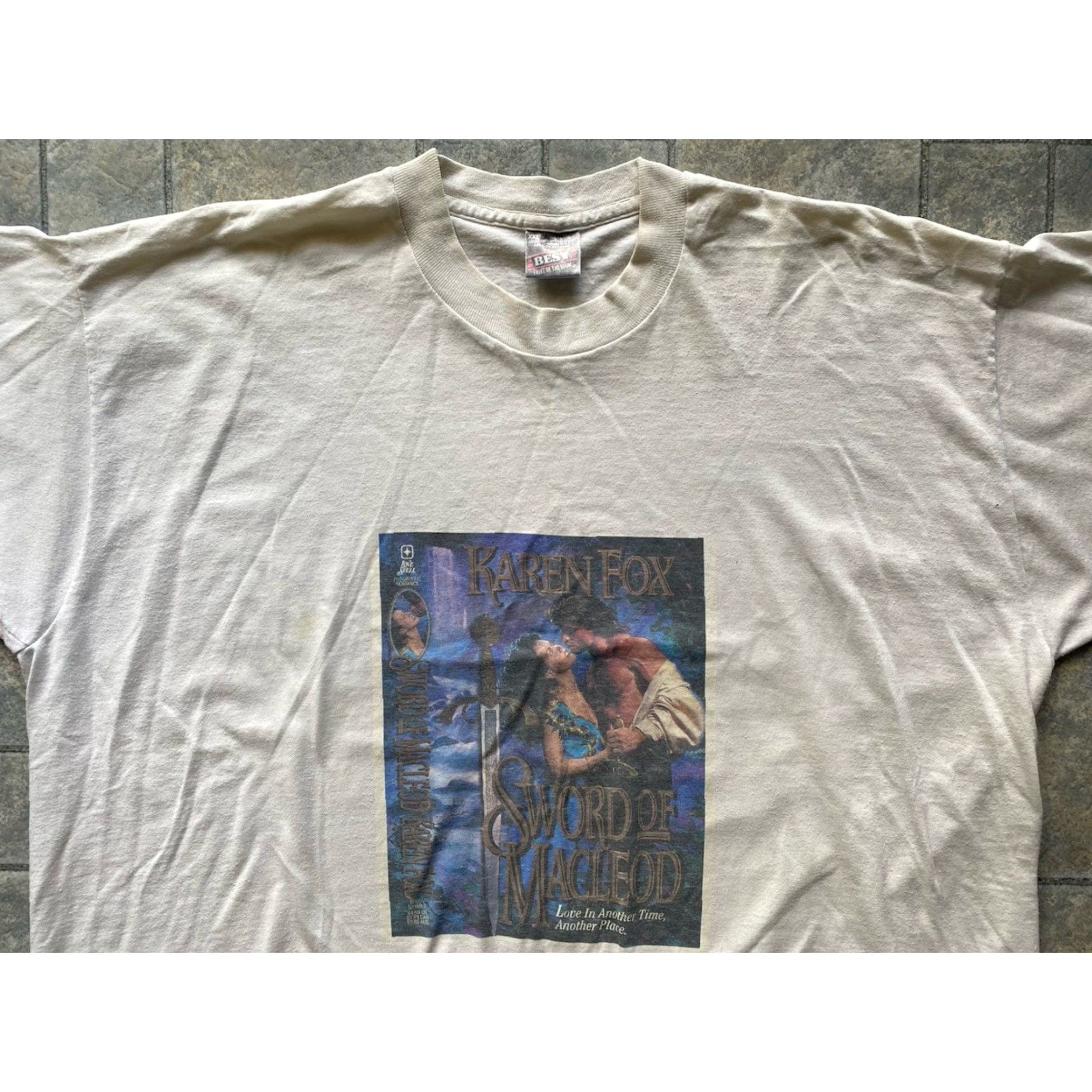 Fruit Of The Loom VINTAGE Fruit of the Loom T-Shirt Mens 2XL White Short Sleeve Romance Novel Karen Fox Sword Of MacLeod Size US XXL / EU 58 / 5 - 4 Thumbnail