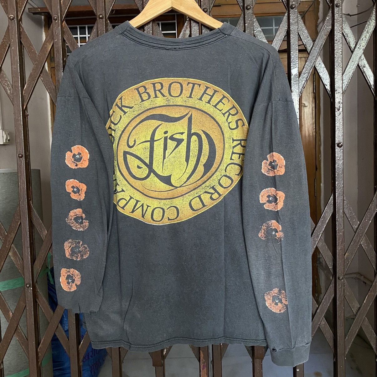 Band Tees Vintage Fish for his "Fortunes of War" tour T shirt Size US XL / EU 56 / 4 - 3 Thumbnail