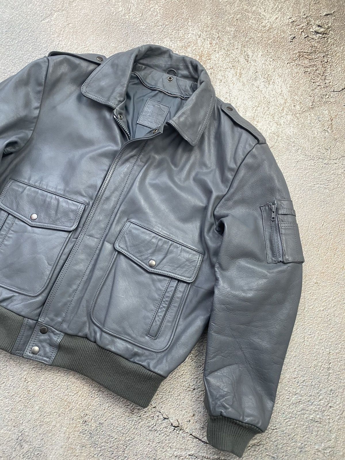 Vintage Vintage leather bomber jacket 90s boxy fit Size US L / EU 52-54 / 3 - 5 Thumbnail
