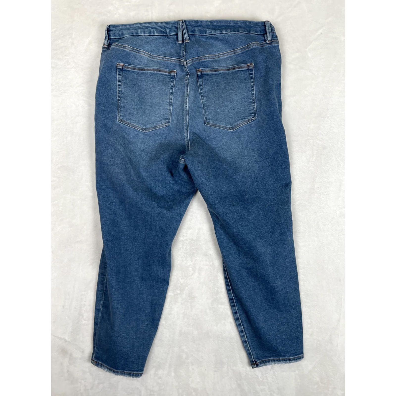 Good American Good American Good Legs Crop Jeans Womens 22 Blue Medium Wash Distressed Denim Crop Distressed Pockets Stretch Plus-Size 29in Inseam Mens? No. Size 40" / US 18 - 6 Thumbnail