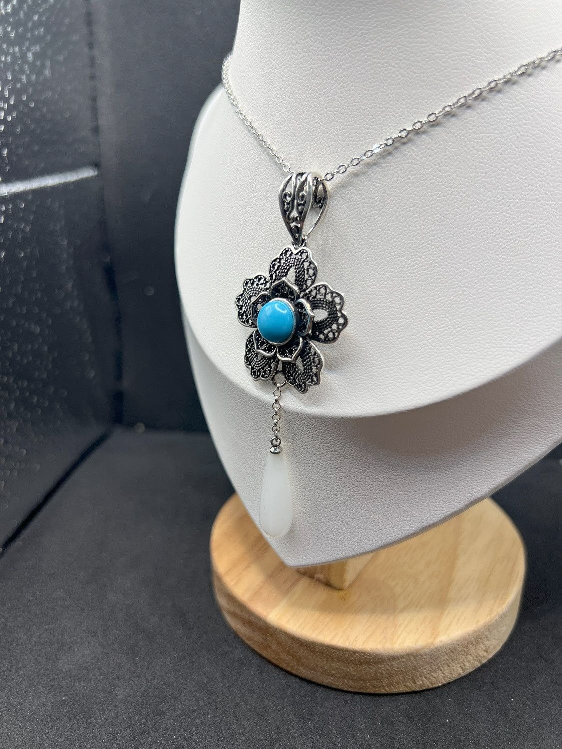 Jewelry Silver Flower Chain Necklace with White Jade Size ONE SIZE - 2 Thumbnail