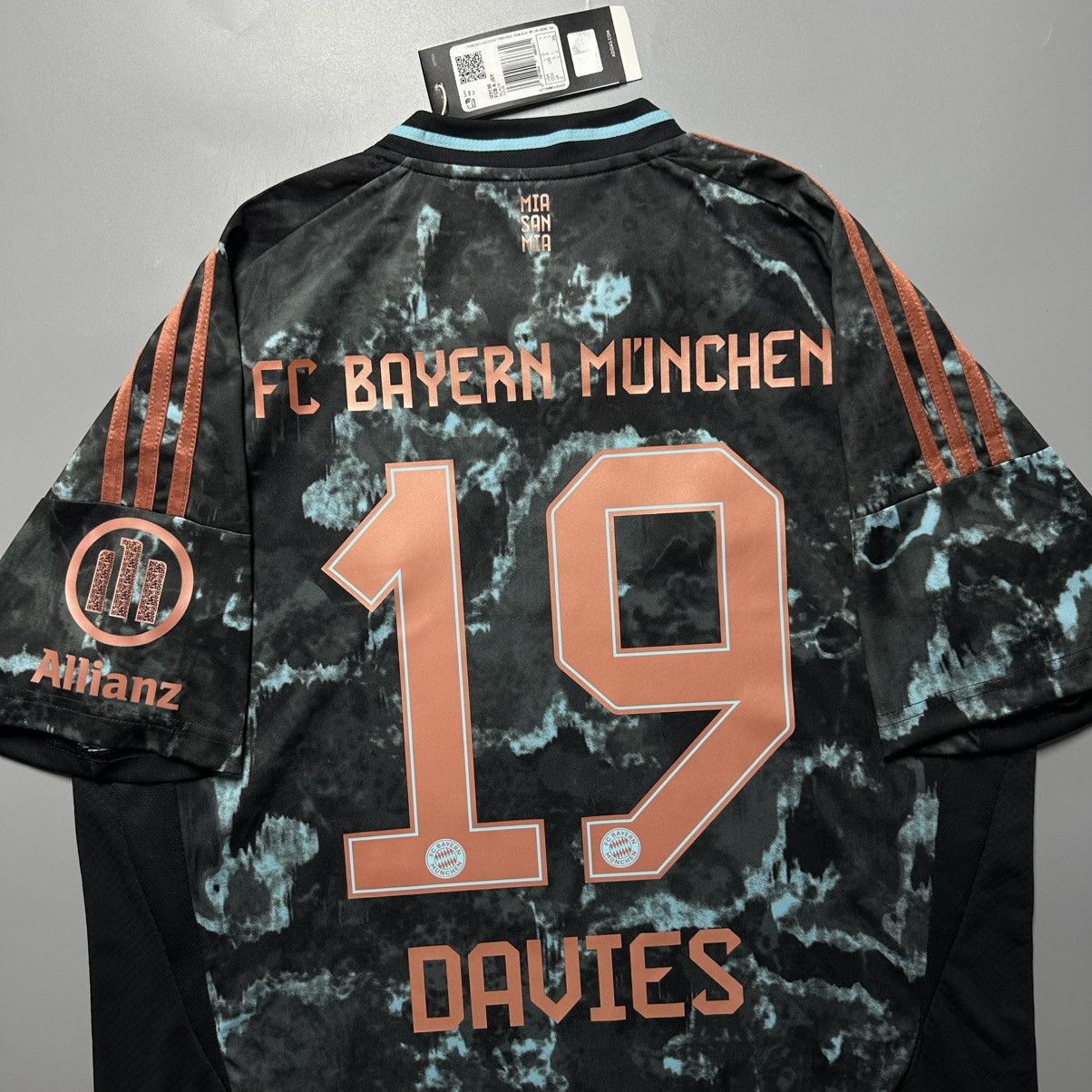 Vintage BAYERN ADIDAS 2024/2025 FOOTBALL AWAY JERSEY #19 DAVIES Size US L / EU 52-54 / 3 - 10 Thumbnail