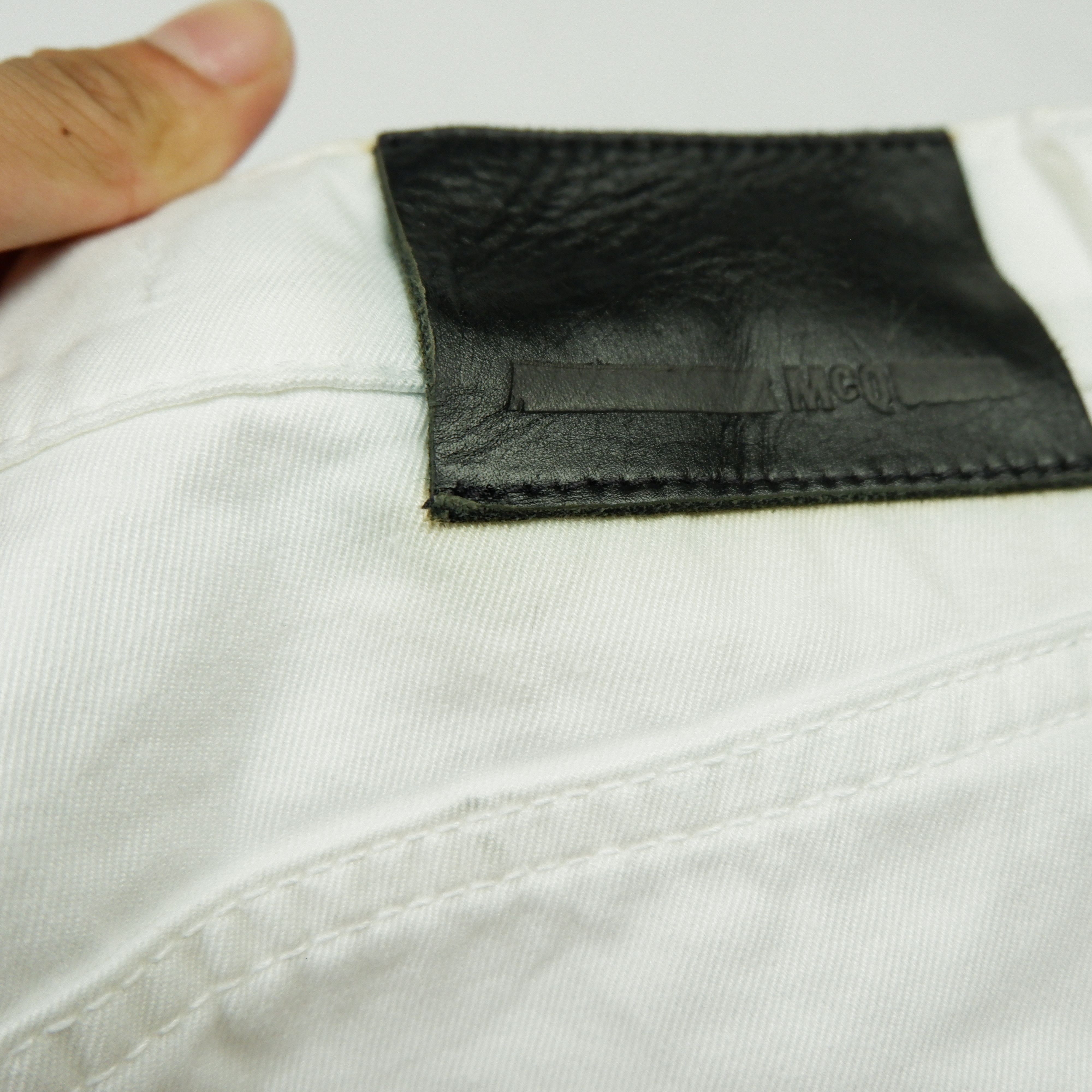 Alexander McQueen Alexander McQueen Ripped White Jeans Size US 26 / EU 42 - 5 Thumbnail