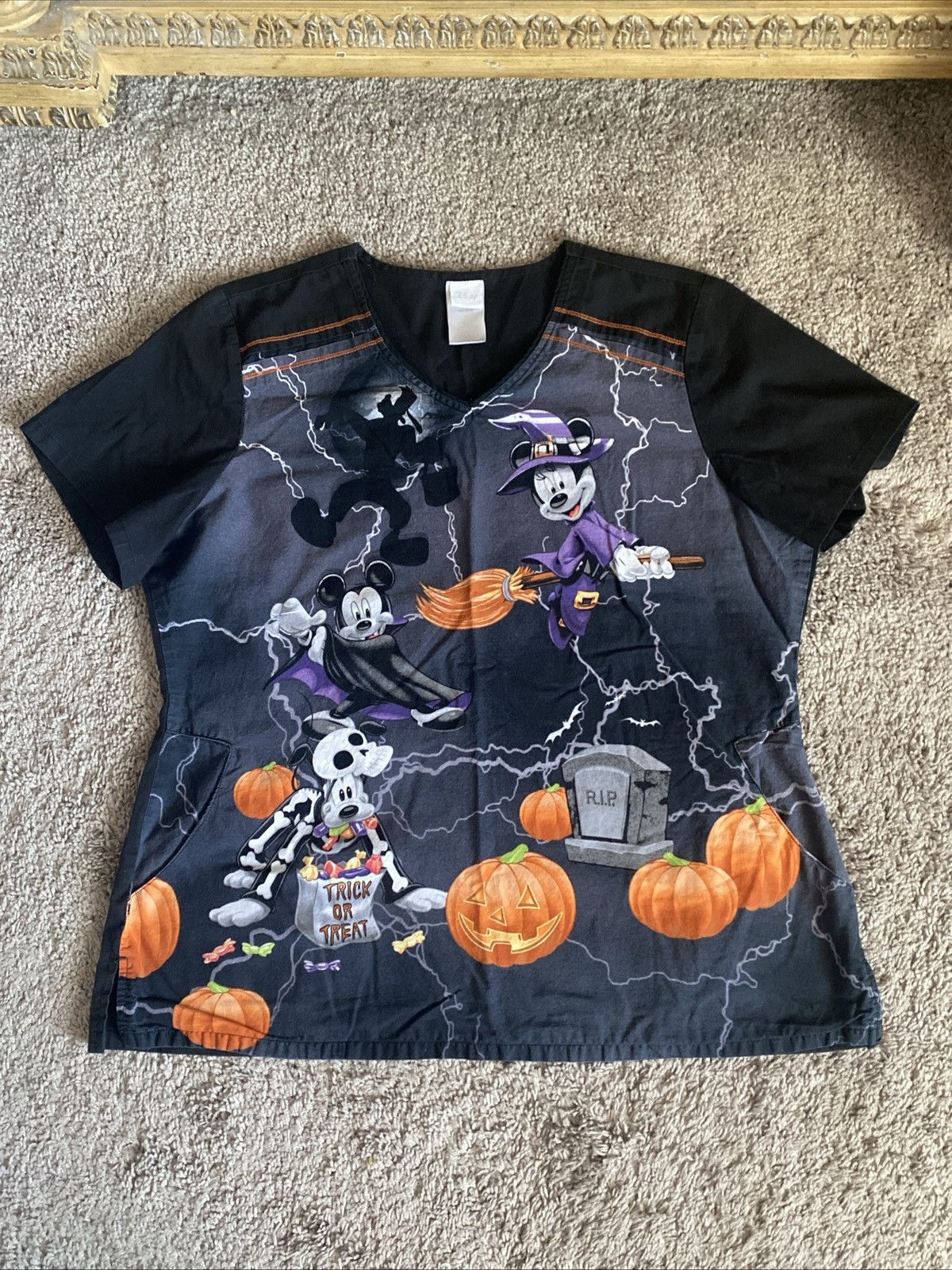 Disney Disney Mickey mouse & Friends Halloween Themed Scrub top Size XL / US 12-14 / IT 48-50 - 12 Thumbnail