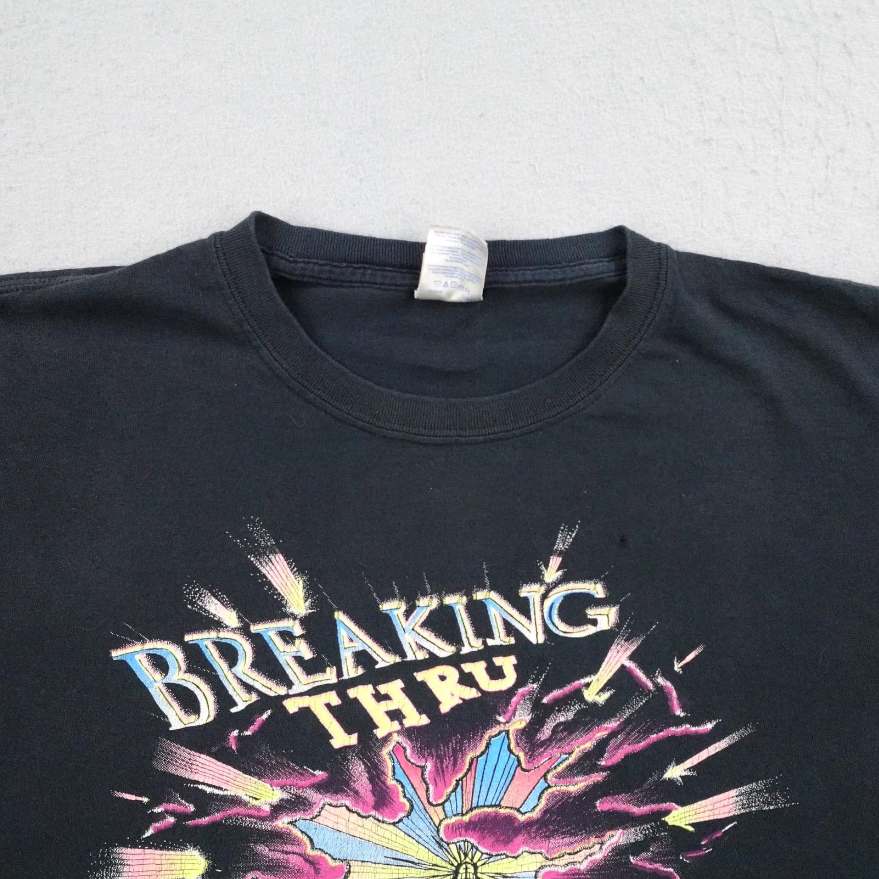 Gildan VINTAGE Gildan Heavy Cotton T-Shirt Mens 3XL Black Breaking Thru Darkness Jesus Is Light 90s Shirt Size US XXL / EU 58 / 5 - 2 Thumbnail