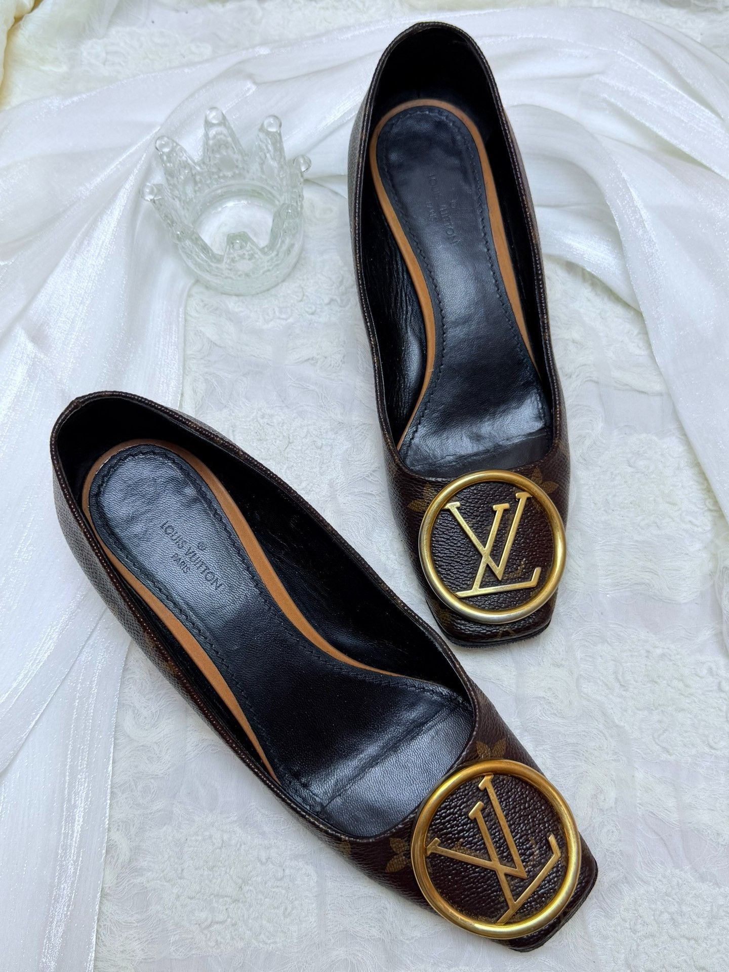 Louis Vuitton Louis Vuitton Gold Lowtop Sneakers us_6 Women Size US 6 / IT 36 - 1 Thumbnail