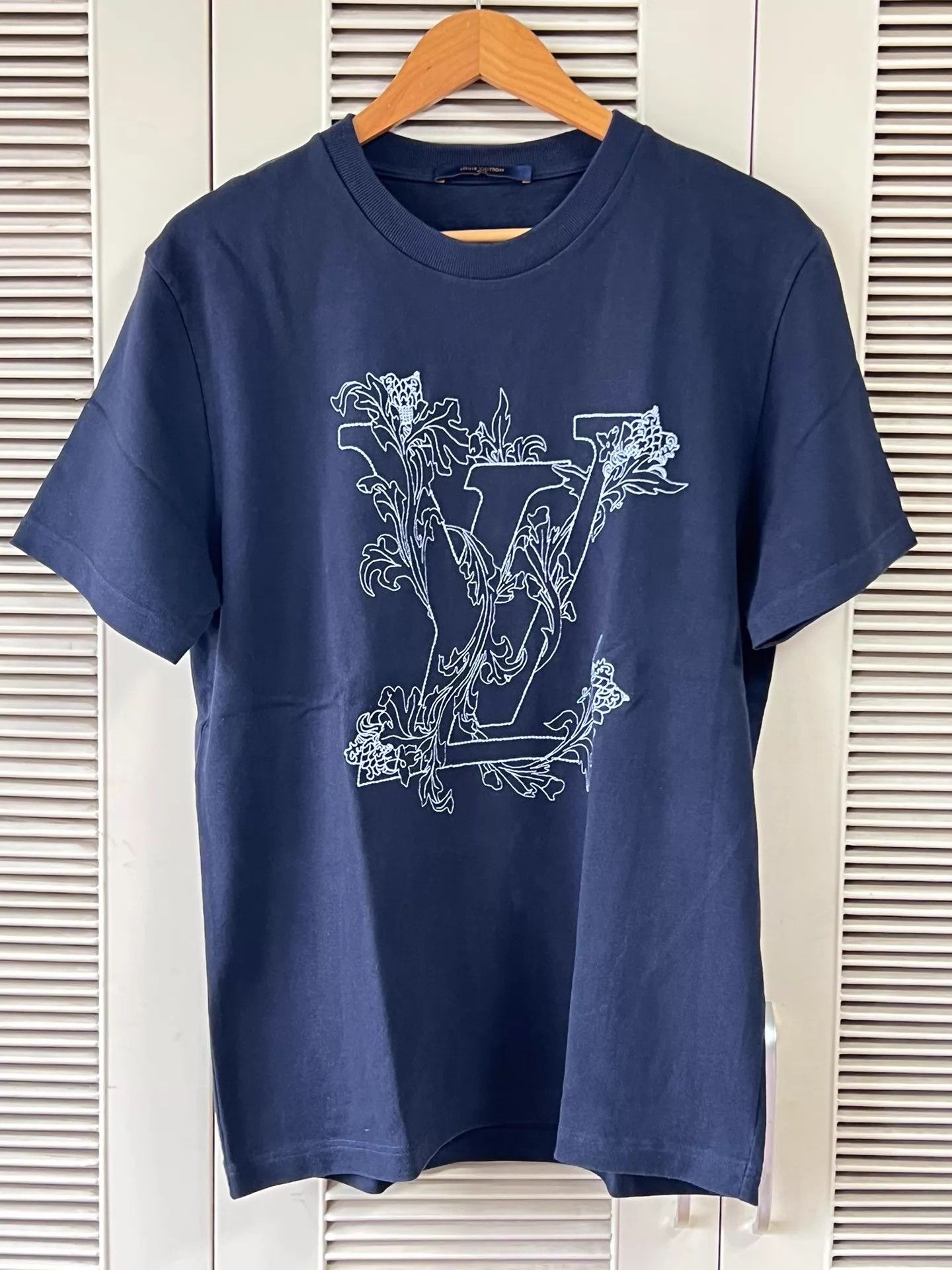 Louis Vuitton LV floral embroidery vine logo short sleeve tee M navy Size US M / EU 48-50 / 2 - 1 Thumbnail
