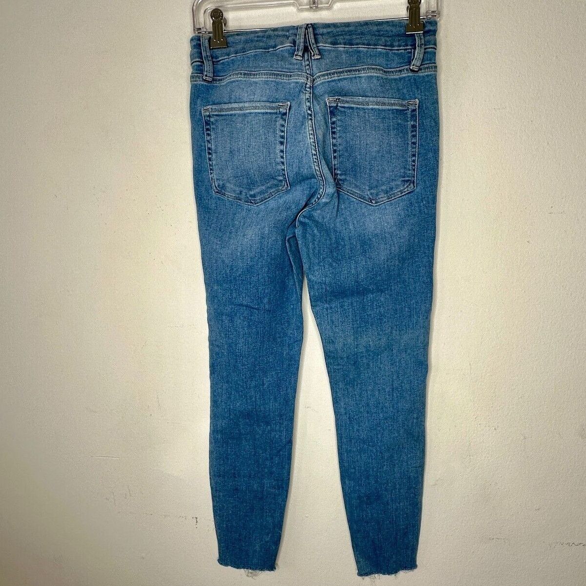 Good American Good American Blue Good Legs Cropp Mid-Rise Booty Shaping 28 Size 28" / US 6 / IT 42 - 6 Thumbnail