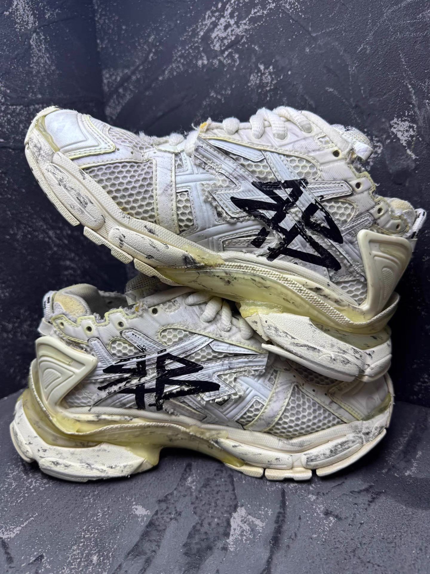 Balenciaga Balenciaga Runner Black & White Graffiti Distressed Q10 Size US 5 / EU 37 - 5 Thumbnail
