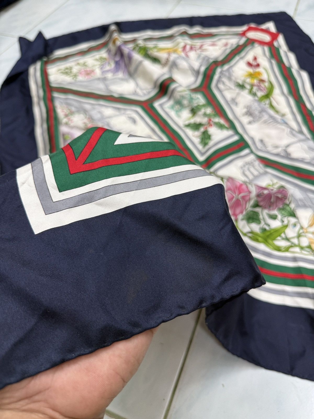 Gucci 🔥🔥🔥ARCHIVE VINTAGE GUCCI SILK SCARF BY VITTORIO ACCORNERO Size ONE SIZE - 10 Thumbnail