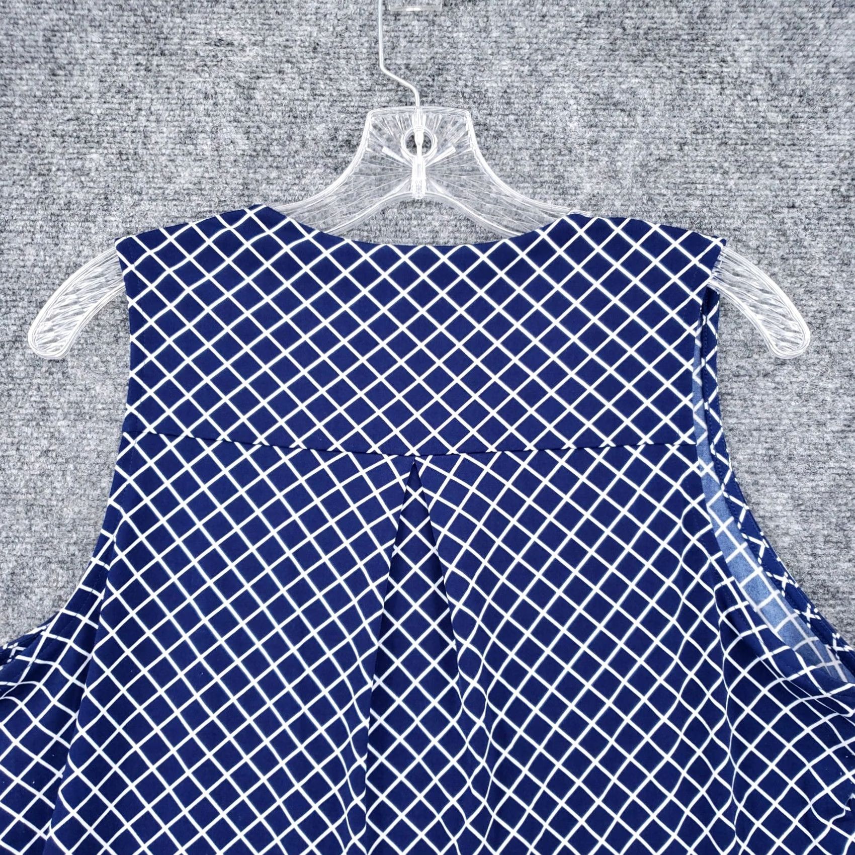 Banana Republic Banana Republic Women Medium Blue White Check Blouse Sleeveless Tank Vneck Size M / US 6-8 / IT 42-44 - 5 Thumbnail