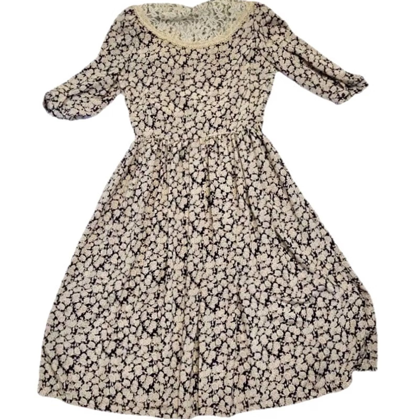 Vintage VINTAGE 90s Flowers Lady Carol Petites Floral Prairie Dress Lace Bib Belted Midi Black XS/S Womens Size S / US 4 / IT 40 - 7 Thumbnail