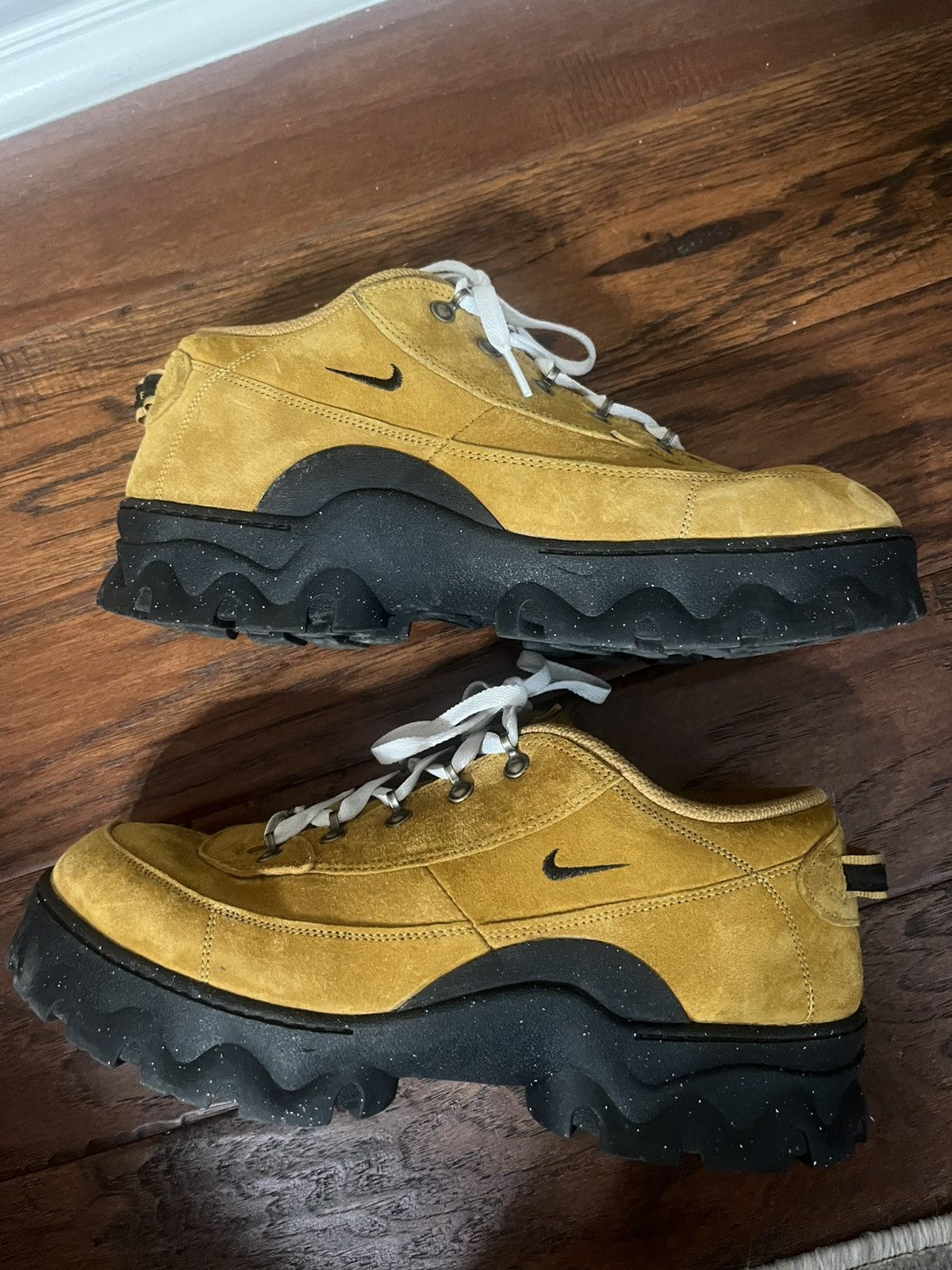 Nike Lahar Low Brown Boots