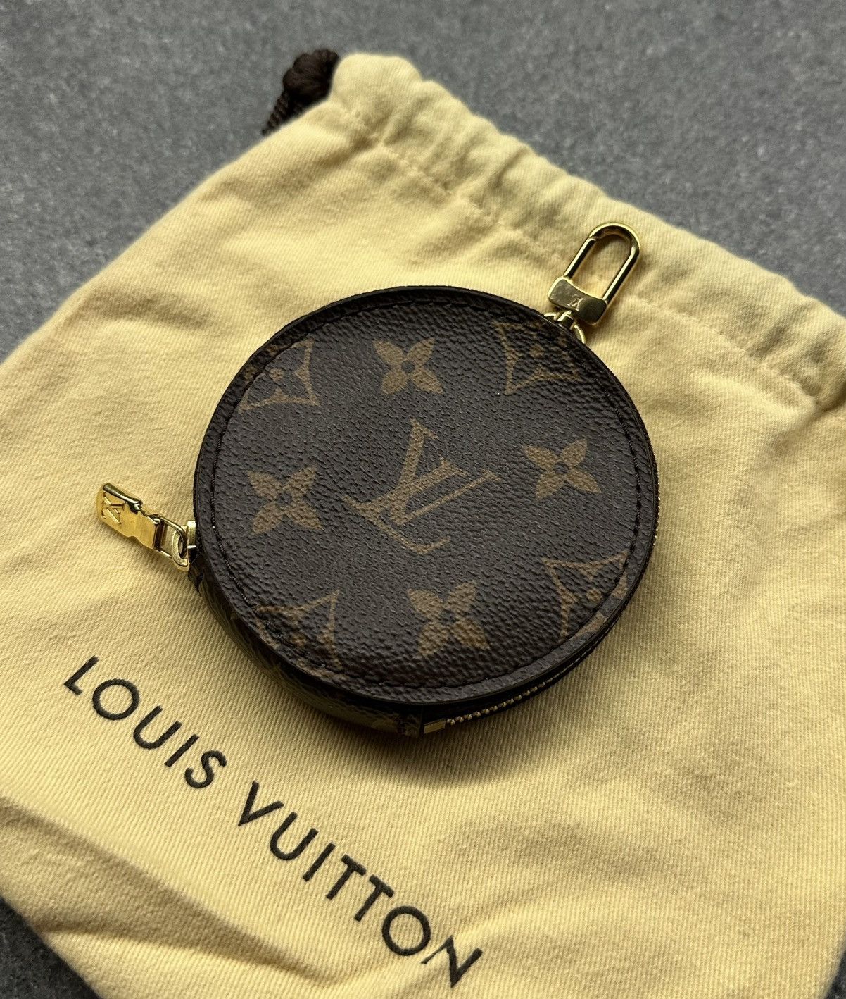Louis Vuitton Louis Vuitton Multi Pochette Monogram Rare Round Coin Purse Size ONE SIZE - 2 Thumbnail