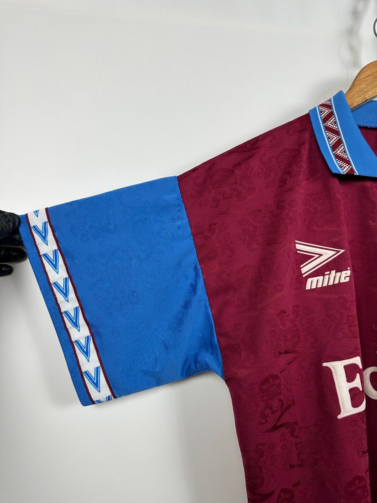 Vintage 1993/95 Mitre Burnley FC Vintage Home Soccer Jersey Size US L / EU 52-54 / 3 - 7 Thumbnail