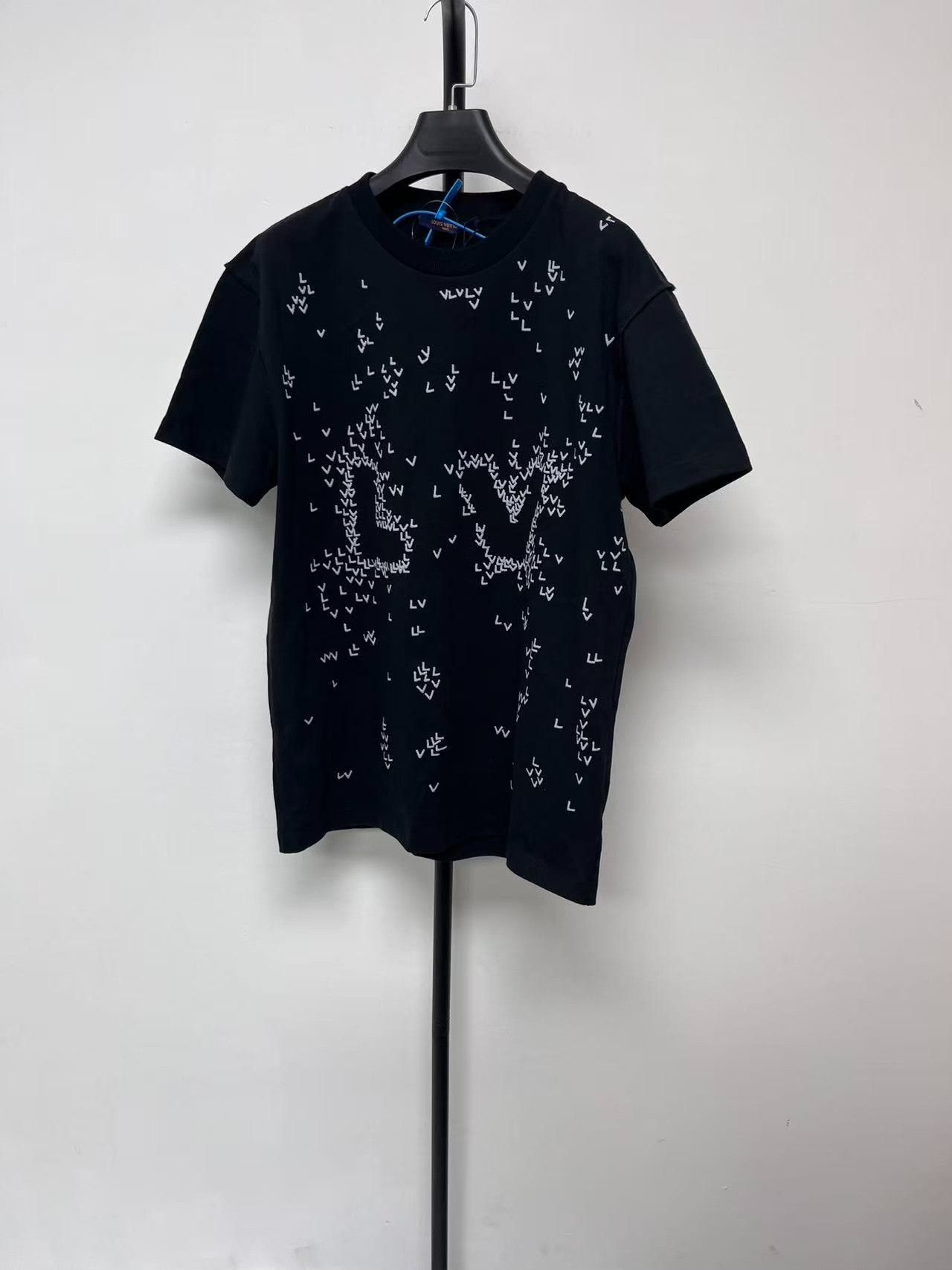 Louis Vuitton Louis Vuitton Spread Logo Embroidered Short-Sleeve T-Shirt Size US XS / EU 42 / 0 - 1 Thumbnail