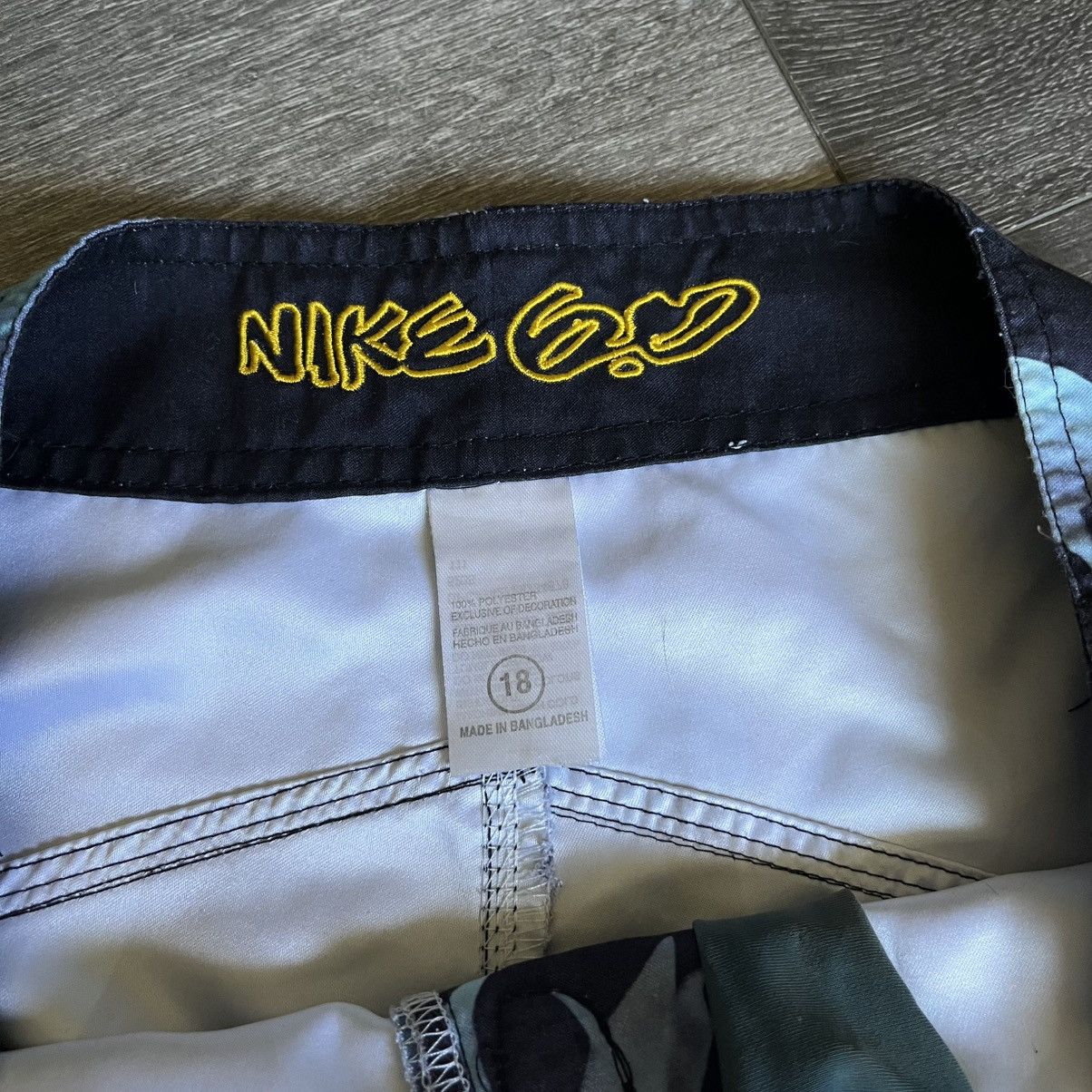 Nike Vintage Nike 6.0 Jellyfish All Over Print Swim Trunks Shorts Size US 30 / EU 46 - 7 Thumbnail