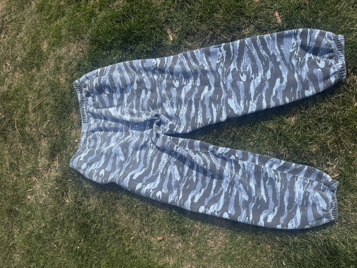 Supreme Supreme Small Box Sweatpants (FW24) Blue Tiger Camo Size US 34 / EU 50 - 5 Thumbnail