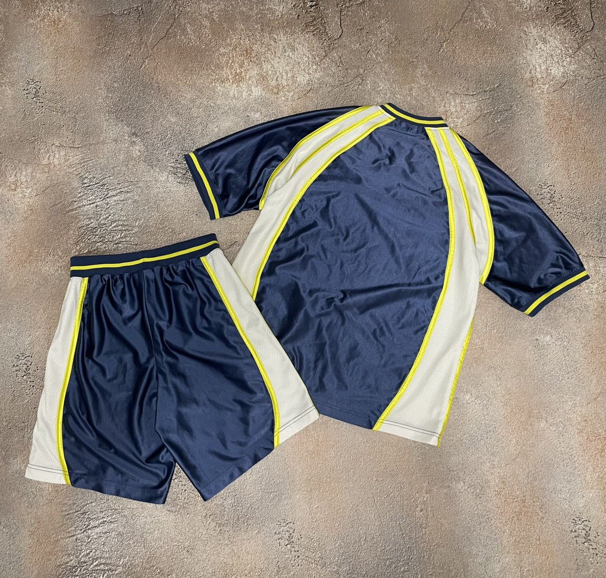 Adidas Vintage Adidas Center Logo Shorts T-Shirt Boxy Tracksuit Set Size US L / EU 52-54 / 3 - 10 Thumbnail