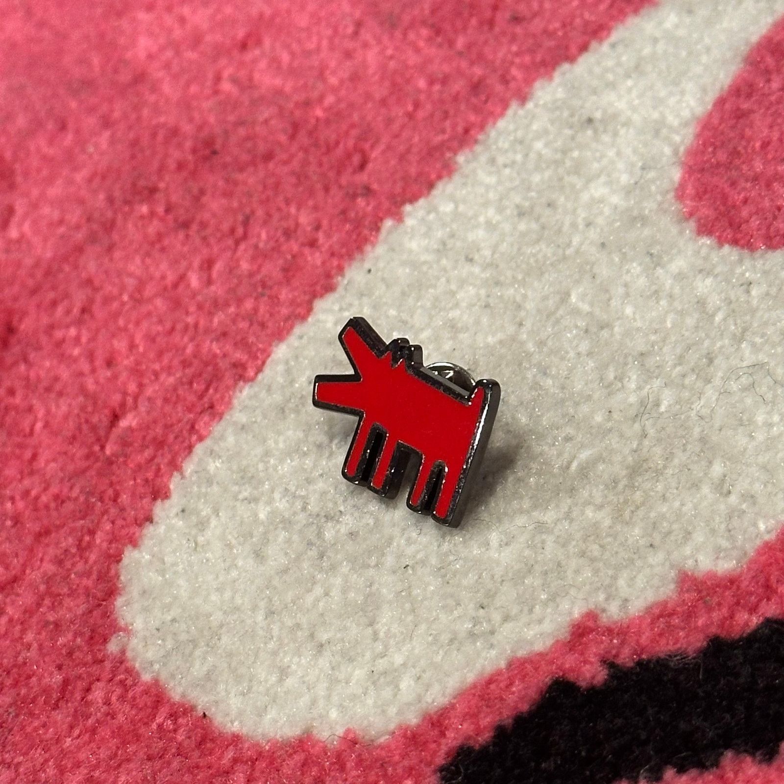 & Other Stories Keith Haring Barking Dog Lapel Pin – Red – Pop Art Size ONE SIZE - 3 Thumbnail