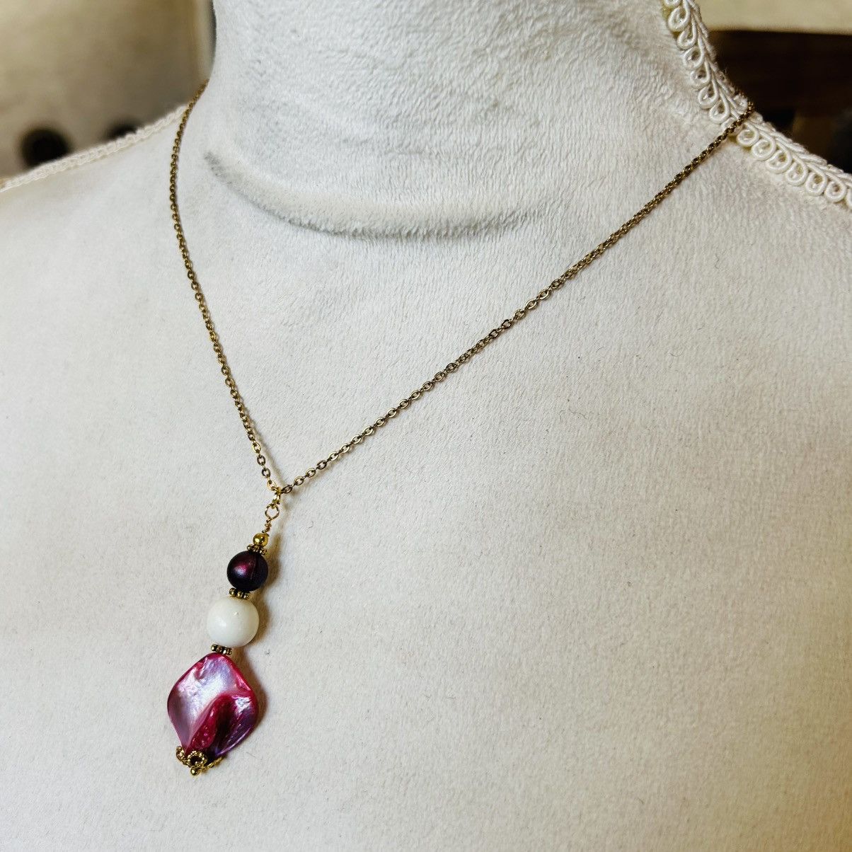 Handmade Handcrafted vintage bead milk glass shell drop necklace Size ONE SIZE - 4 Thumbnail