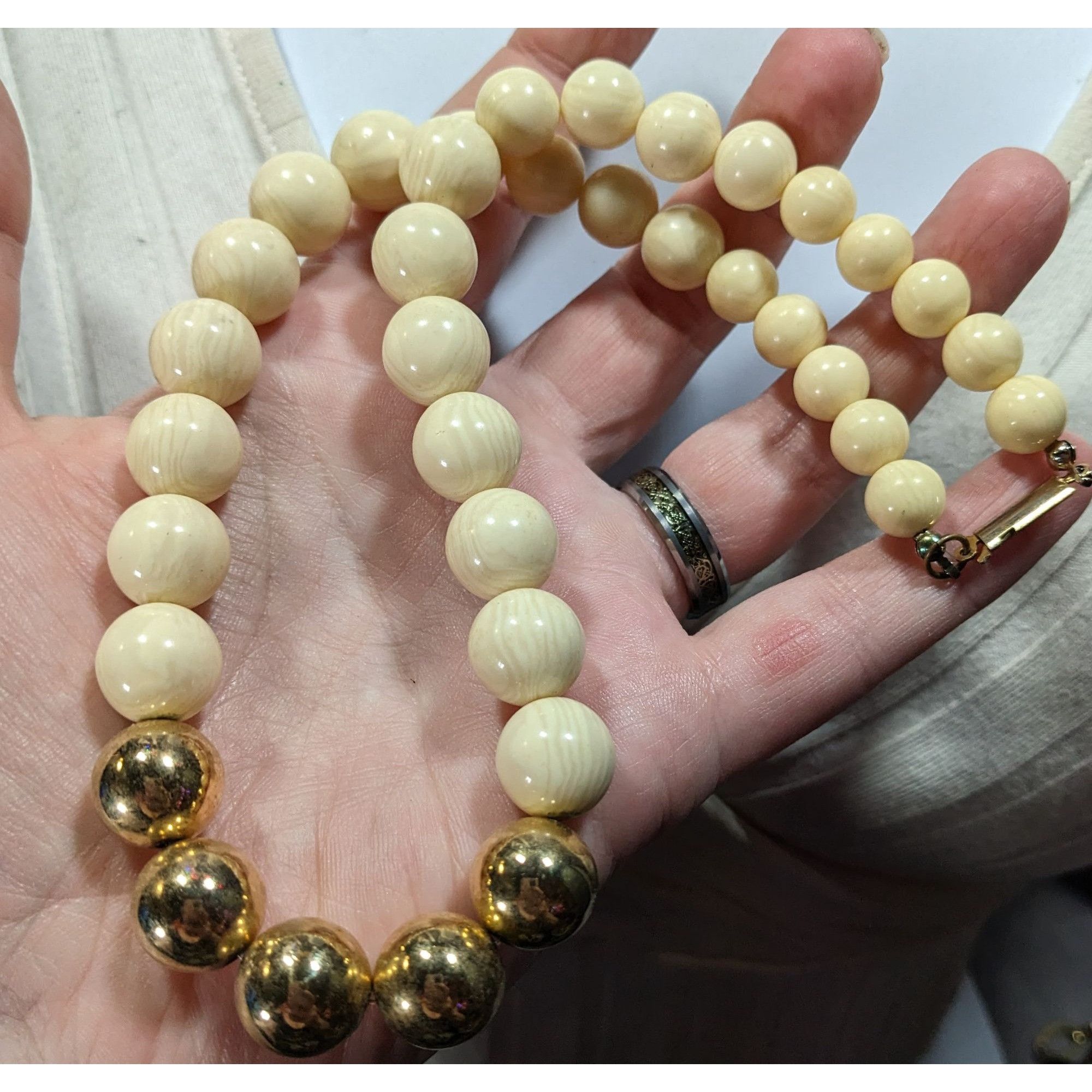 Other Vintage Marbled Cream Lucite And Gold Tone Beaded Necklace Size ONE SIZE - 6 Thumbnail