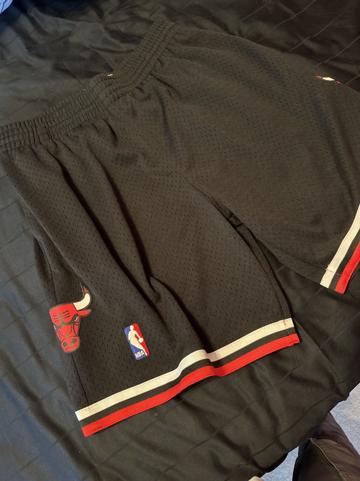 Mitchell & Ness 97-98 Chicago Bulls Shorts Size US 32 / EU 48 - 2 Thumbnail
