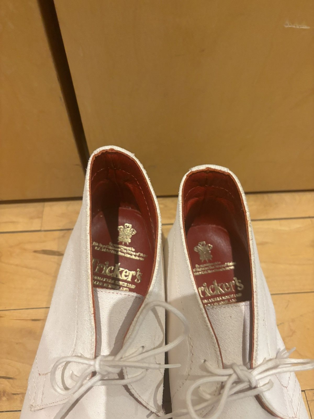 Tricker's TRICKERS white suede chukka boot red interior 10.5 chelsea Size US 10.5 / EU 43-44 - 7 Thumbnail