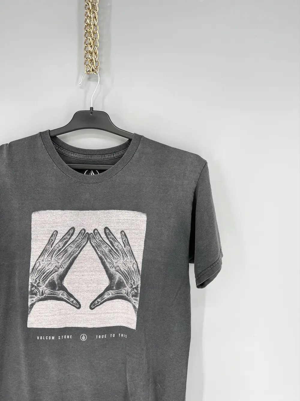 Volcom Vintage Y2K Volcom Stone Skateboard Pin Logo Design Tshirt Size US S / EU 44-46 / 1 - 5 Thumbnail