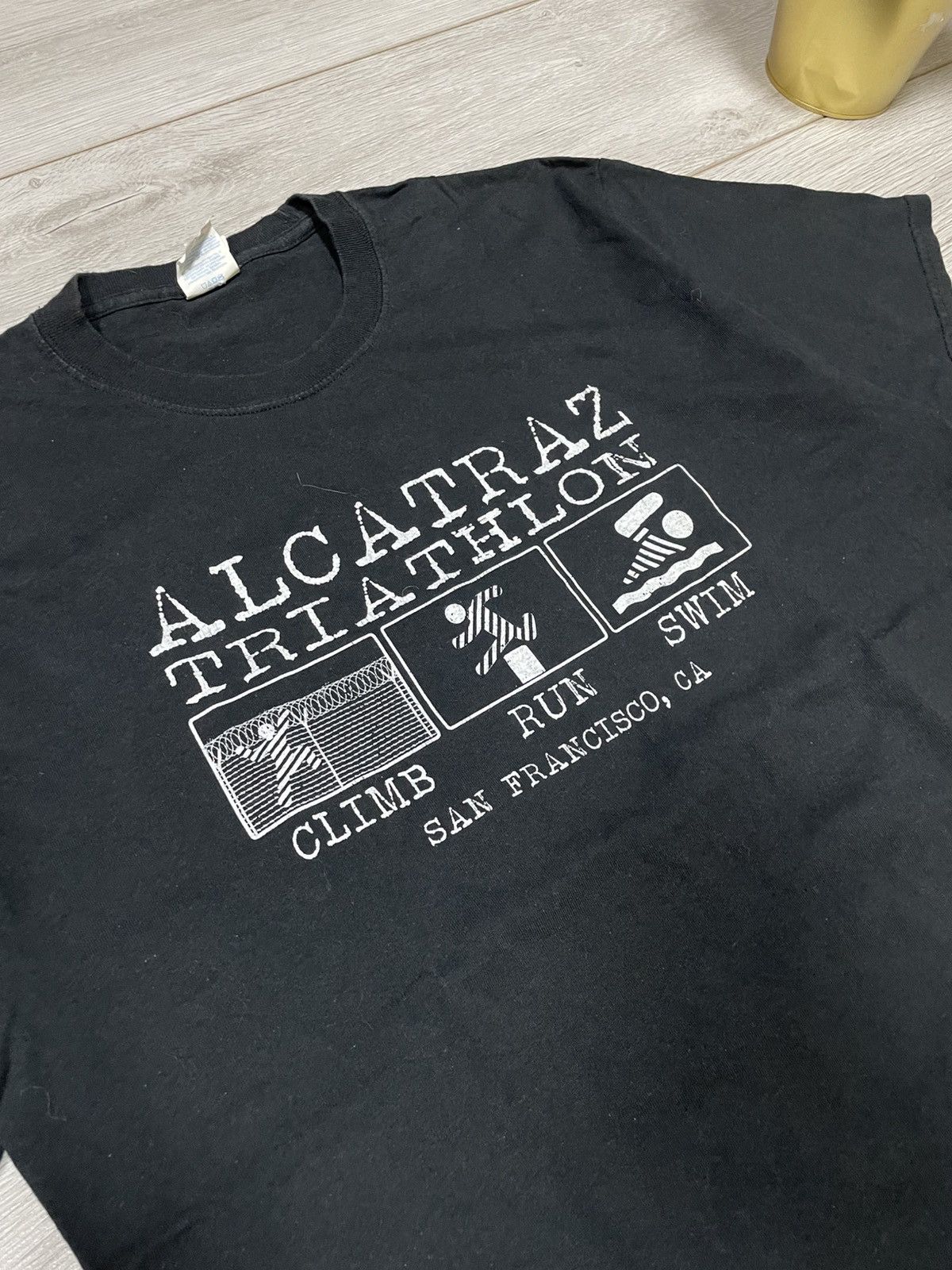 Vintage Vintage Y2K Alcatraz Triathlon Funny Graphic Tee Size US L / EU 52-54 / 3 - 4 Thumbnail